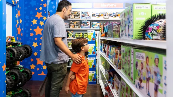 A parent and a child shop in Toys R Us