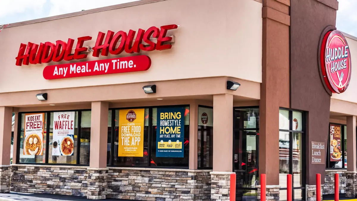 An image of a beige restaurant with Huddle House signage