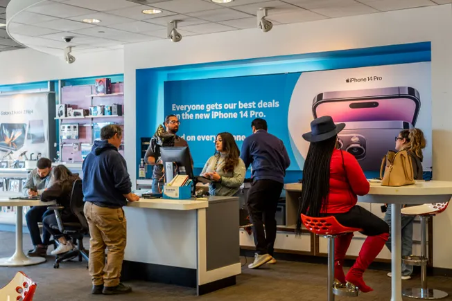 Tenured customer service reps command a salary premium — with exceptions