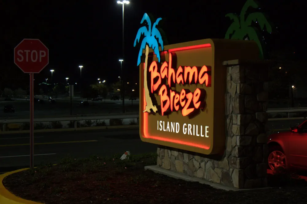 A night image of a sign that says Bahama Breeze