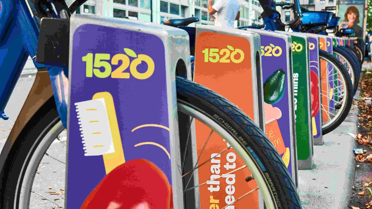 1520 advertisements on New York City bike-sharing station