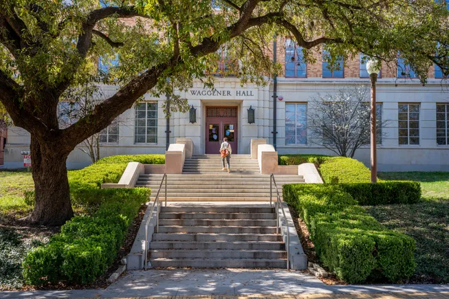 Por que o sistema da Universidade do Texas está oferecendo microcredenciais aos estudantes – de perdão