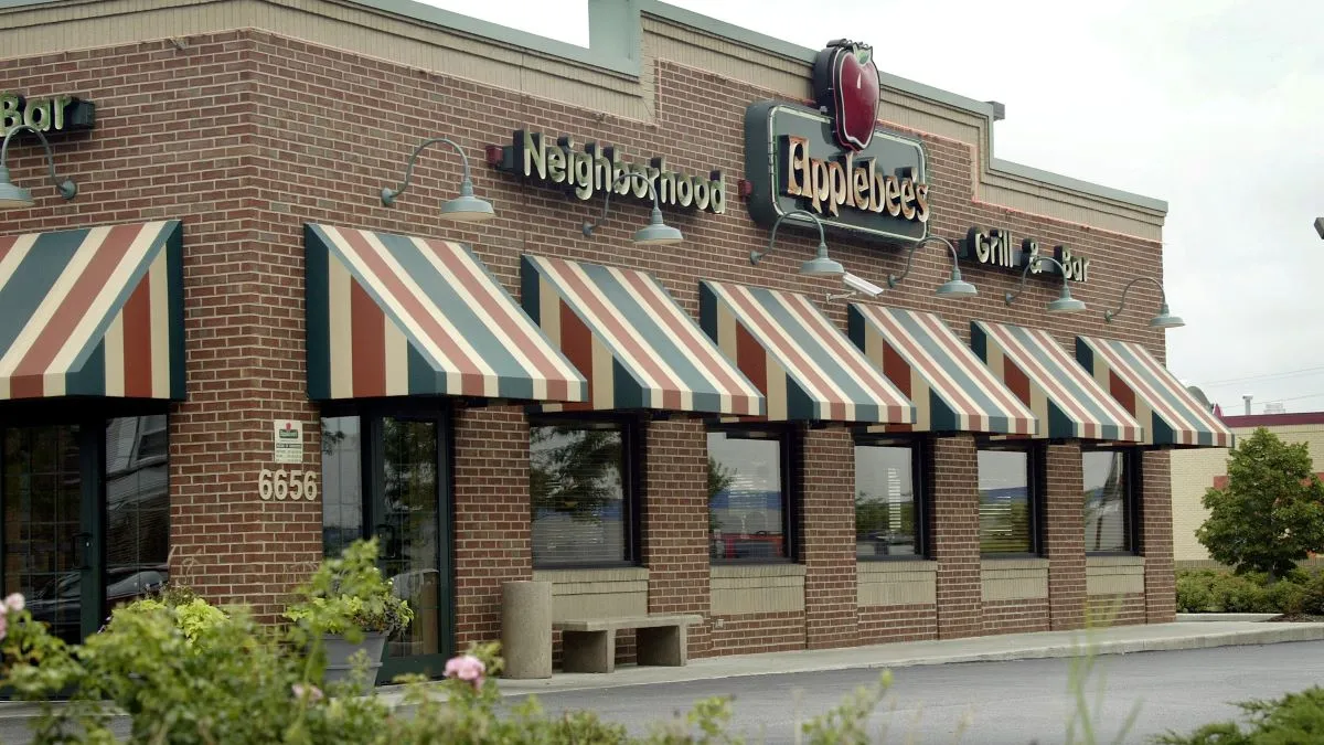 An image of a brick building with Applebee's signage