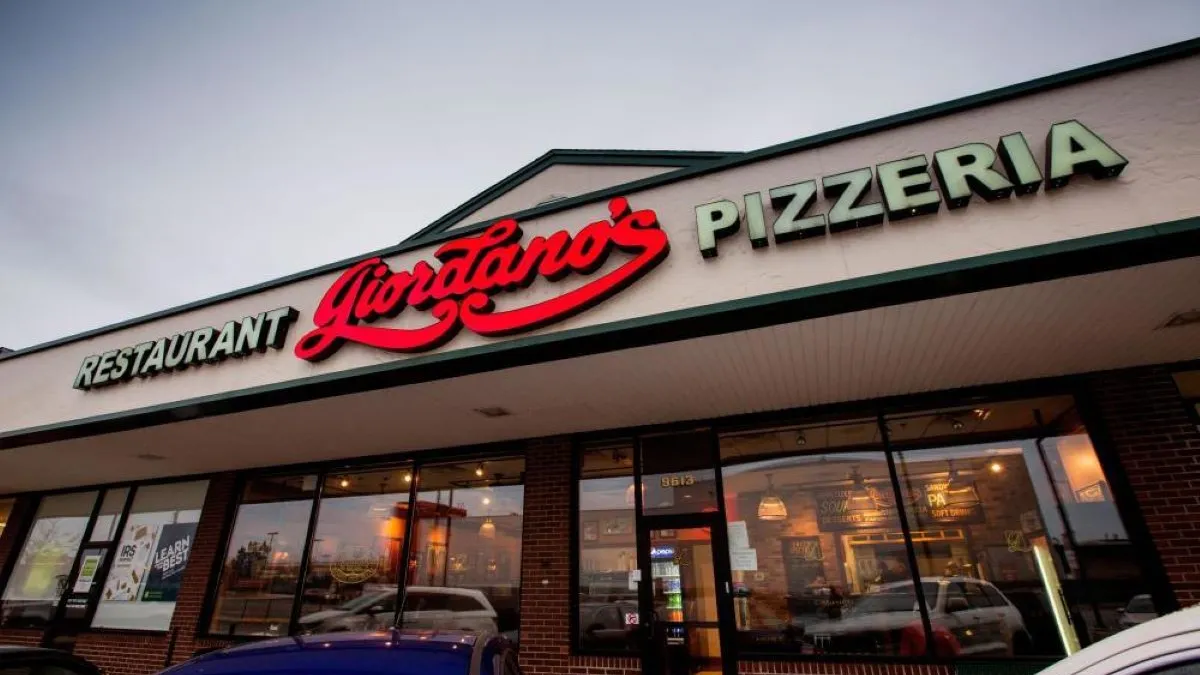 An image of a sign that says Giordano's pizza.