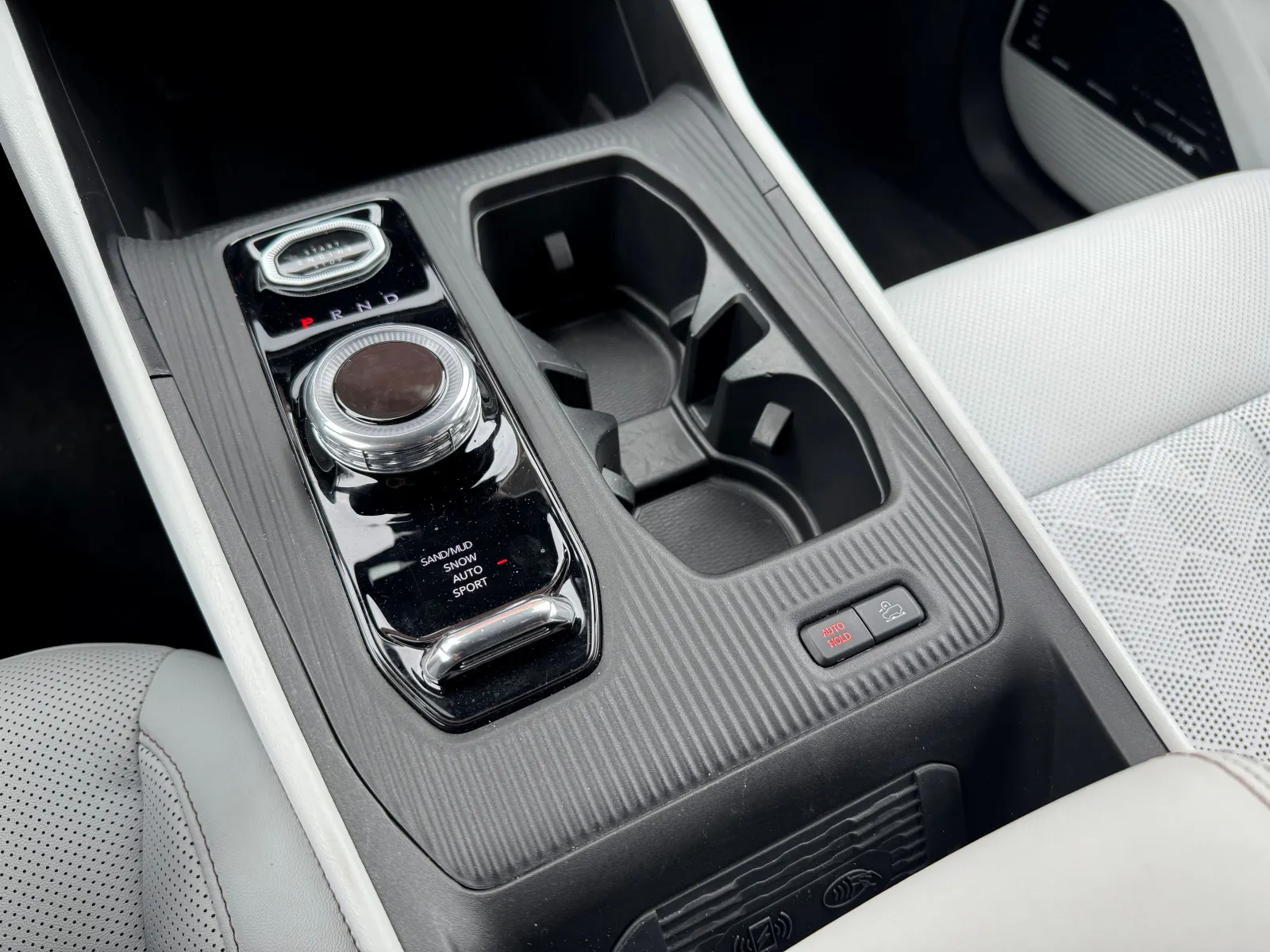 The Jeep Cherokee's center console has textured surfaces applied to plastic trim, which add to the luxury quotient of the new vehicle.
