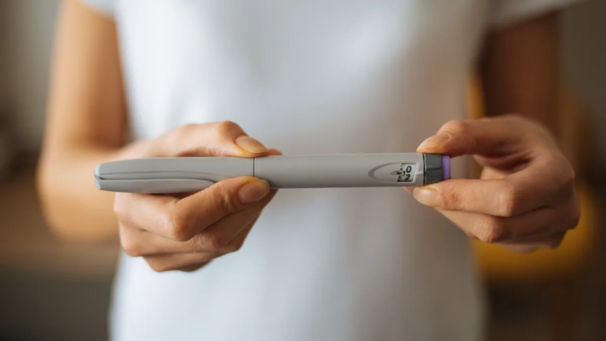 A person holds an insulin pen