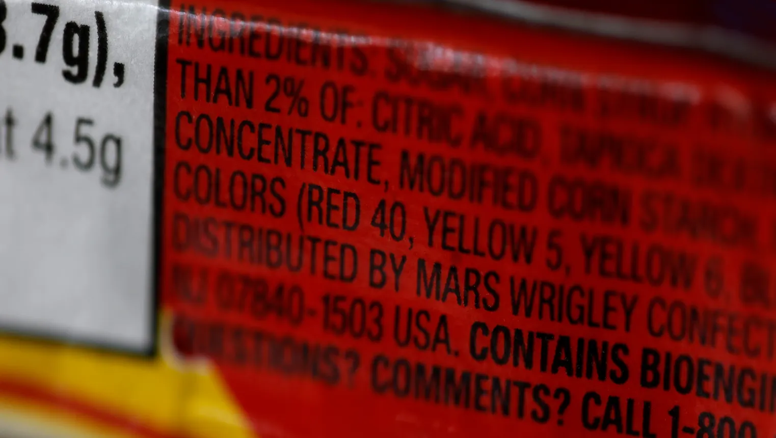 Los tintes sintéticos se enumeran en los ingredientes de un paquete de dulces Starburst el 23 de abril de 2025 en San Anselmo, California