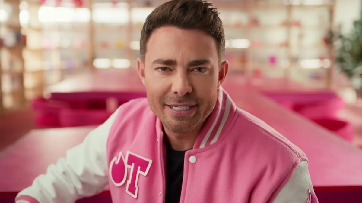 Mean Girls actor Jonathan Bennett appears in a Tinder ad