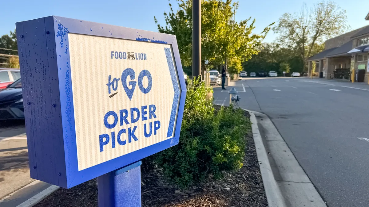 A sign for online pickup outside of a grocery store.