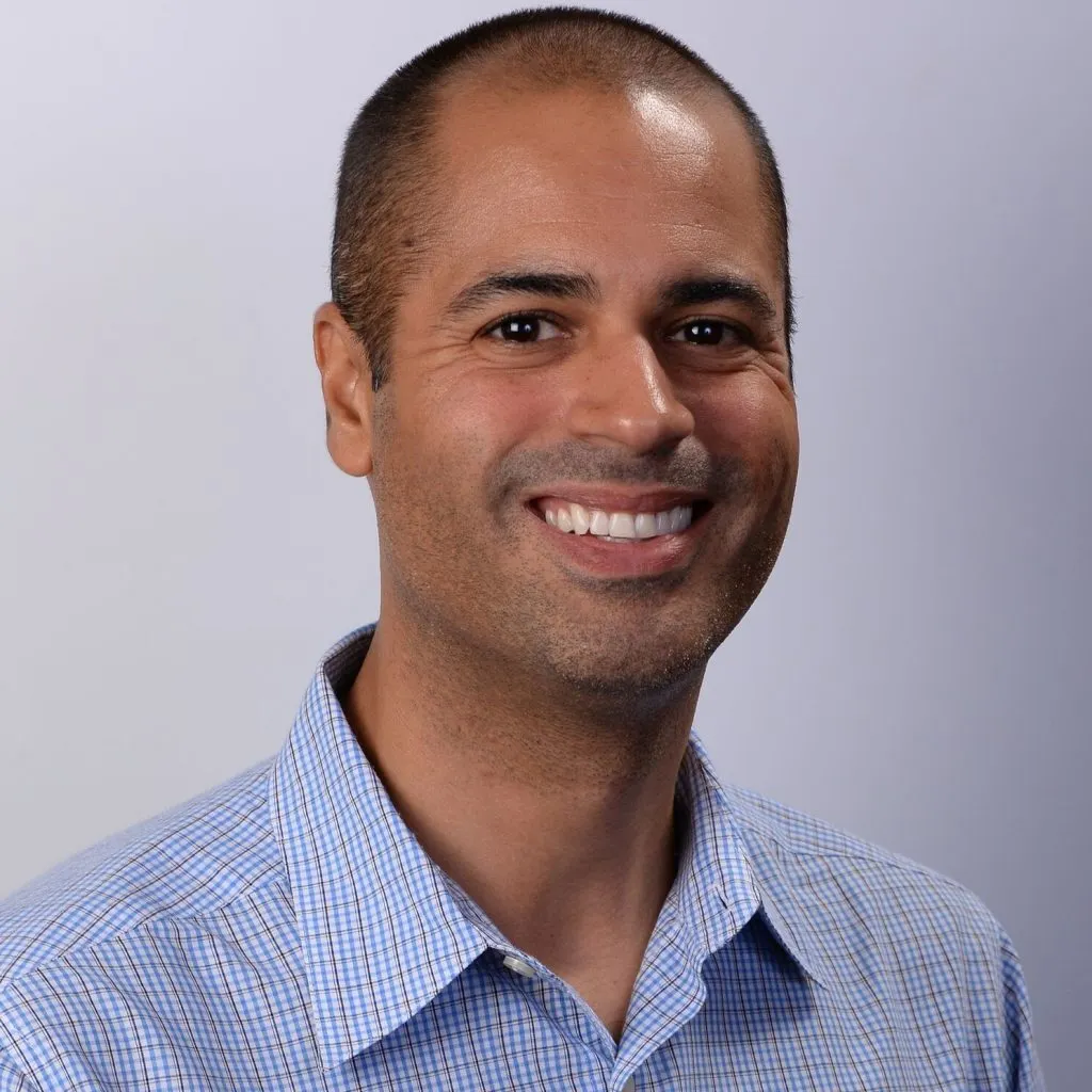 This is a headshot of Daniel Obregon, senior vice president of partnerships at Leading Educators.