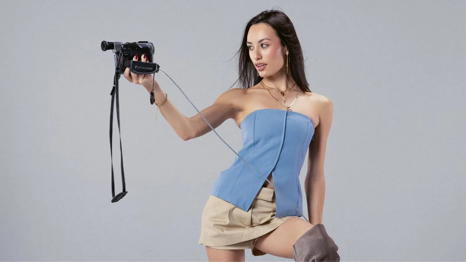 The influencer who goes by Mafe Anzures uses a camera to take a video of herself.