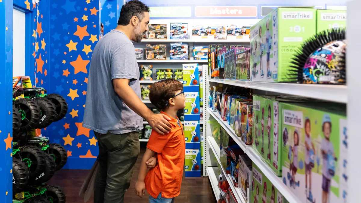 A parent and a child shop in Toys R Us