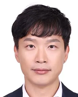 A headshot of Minwoo Park.