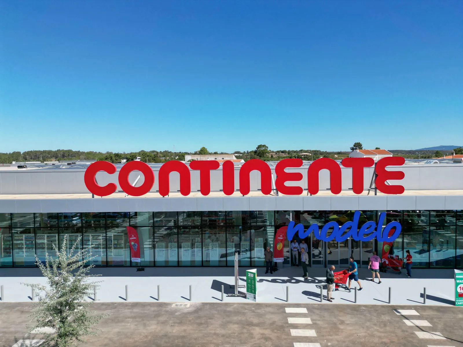 Exterior of a Continente Modelo store