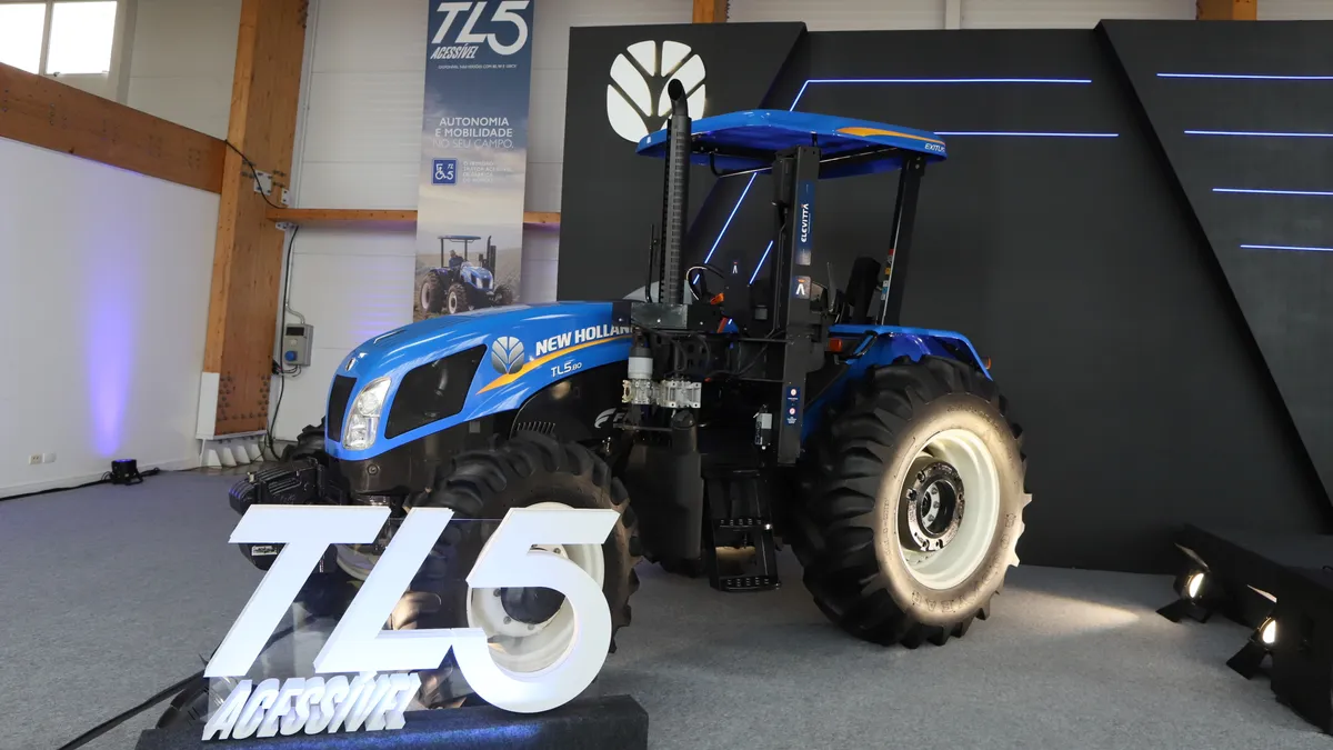 The New Holland TL5 "Acessível" on display and ready for farmers with lower limb disabilities.