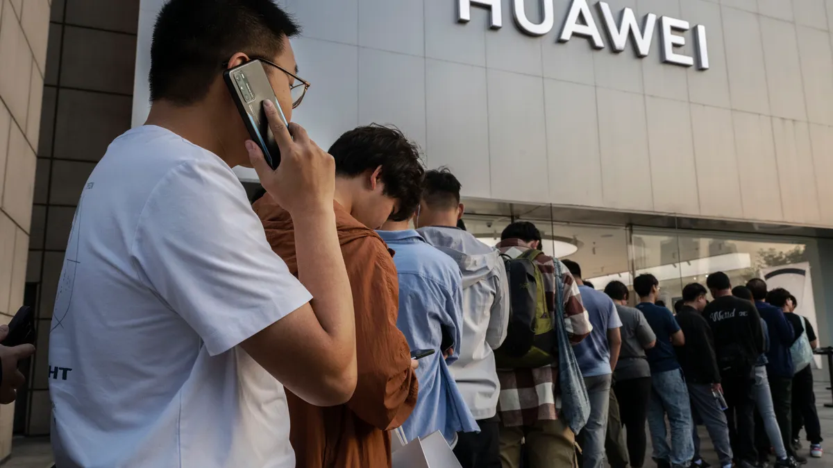 Line of people outside of Huawei for a new smartphone in September 2023