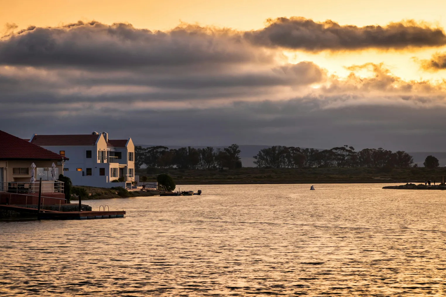 A calming sunset on the water