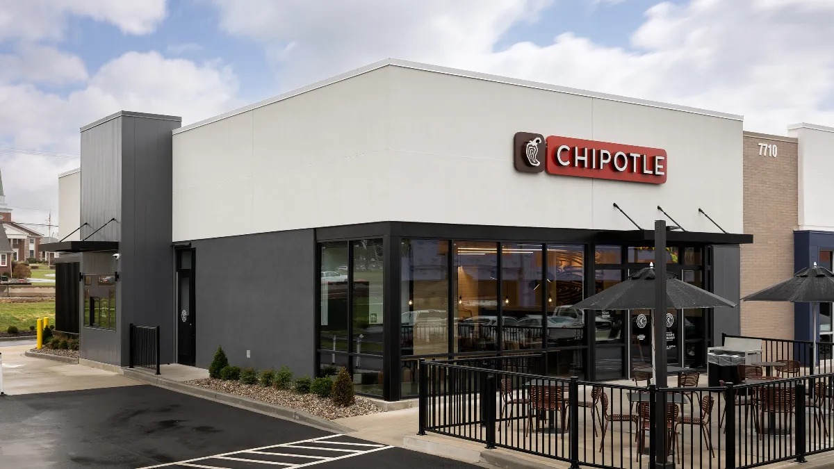 A picture of a Chipotle with a pickup lane.