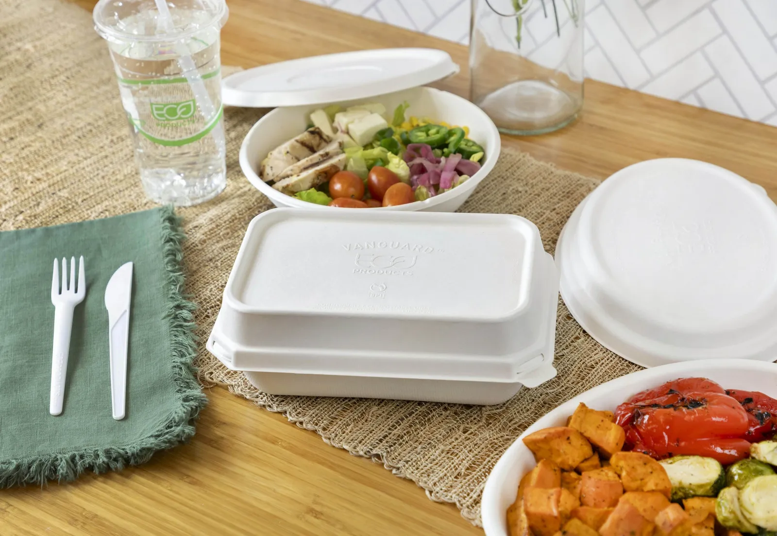 Lunch bowl in fiber packaging with Eco-Products lid