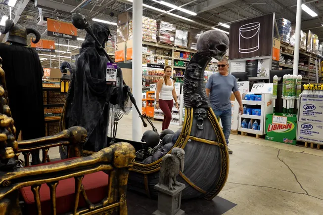 Halloween spending to hit record $13.1B