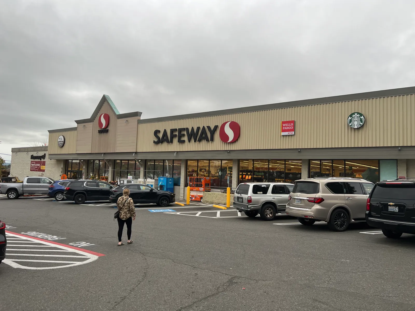 The exterior of a Safeway store in Chehalis, Washington.