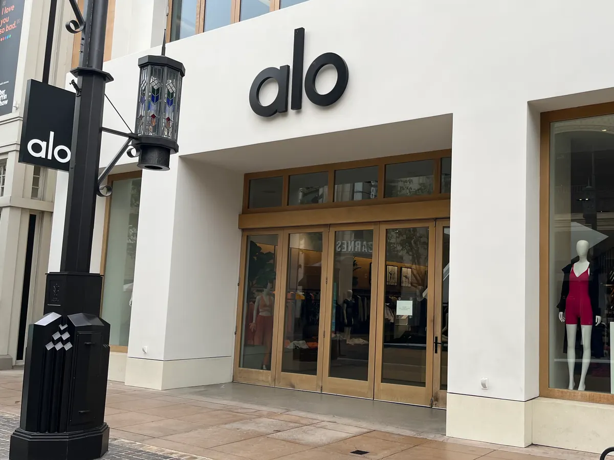 Alo Yoga unveils virtual store with beauty, workout content | Retail Dive