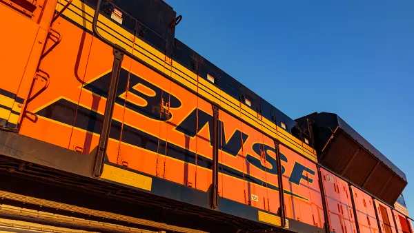 A train closeup with the BNSF logo.