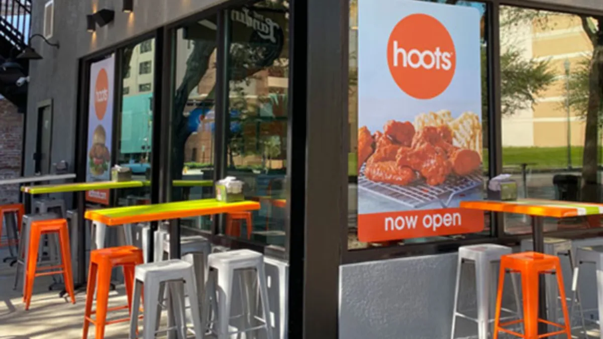 Hooters fast casual concept hoots wings