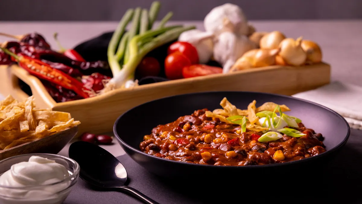 A bowl of chili.