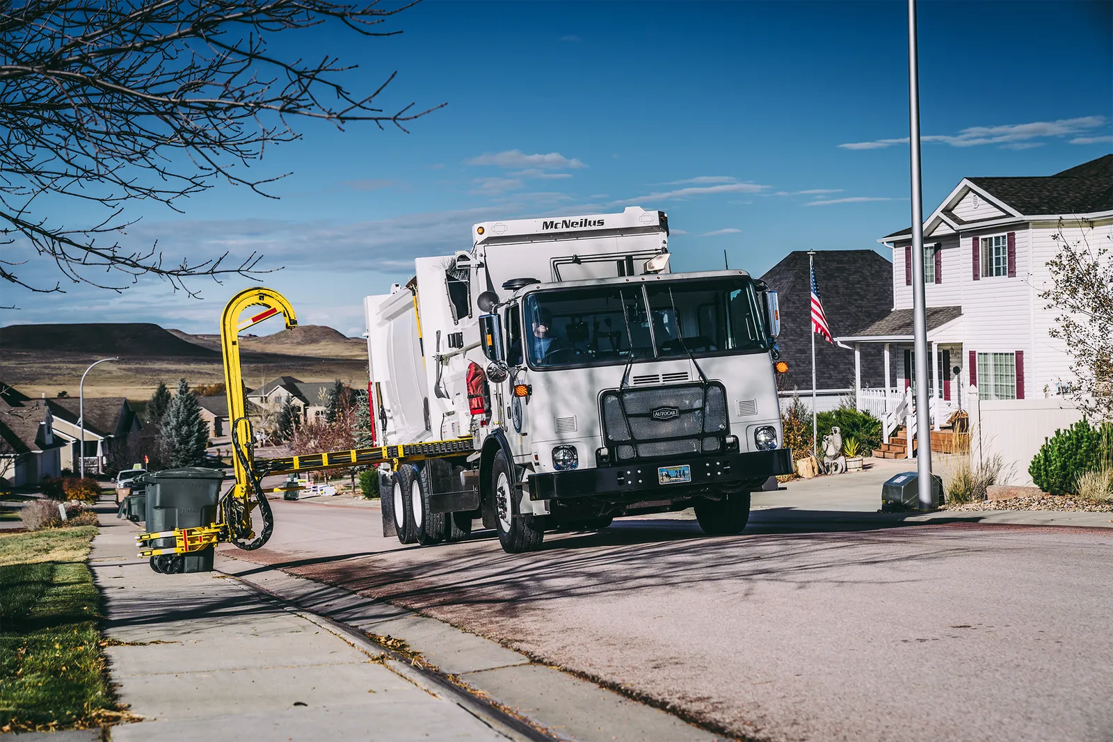 McNeilus Zero Radius Side Loader collecting a cart