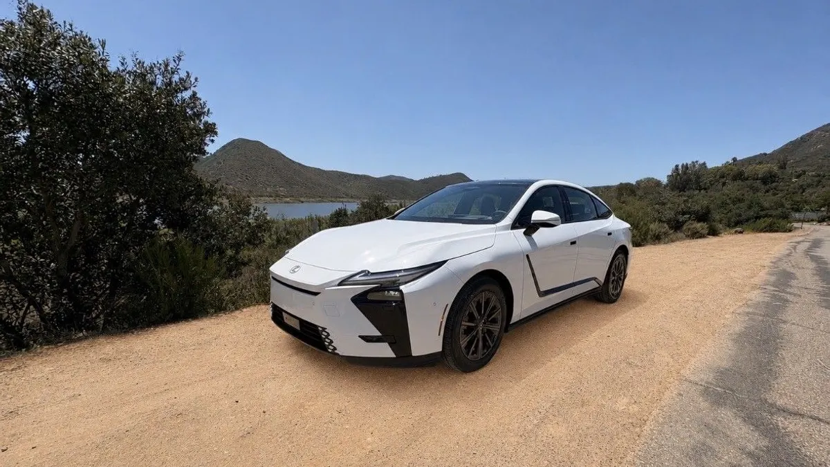 A 2026 Lexus ES.