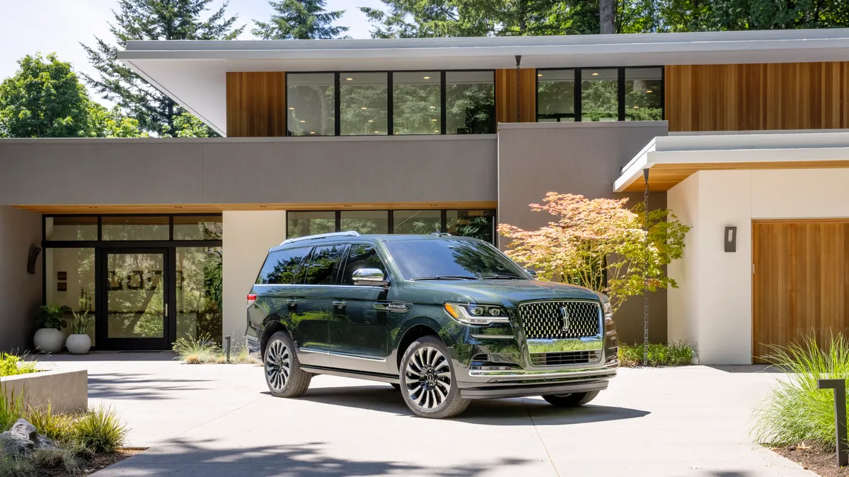 A 2022 Lincoln Navigator painted dark green.