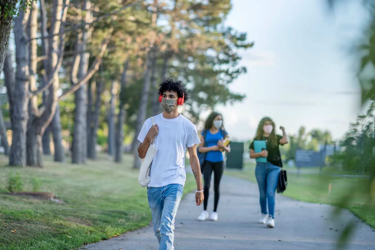 college students talking on campus wearing facemasks