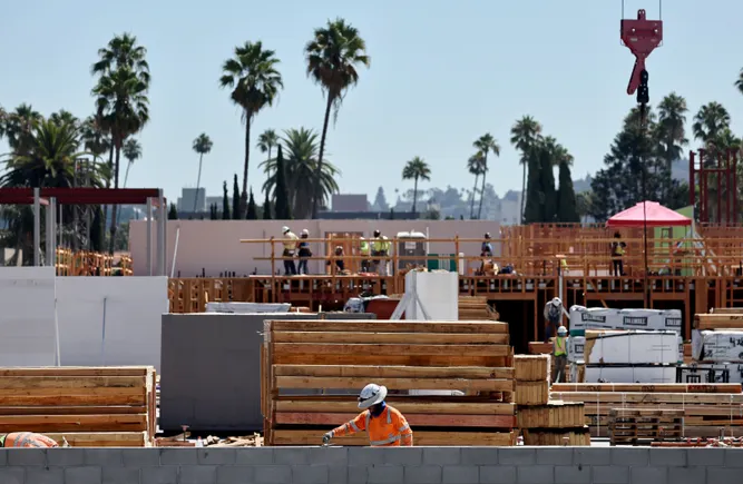 Large construction firms expand backlogs as smaller firms struggle