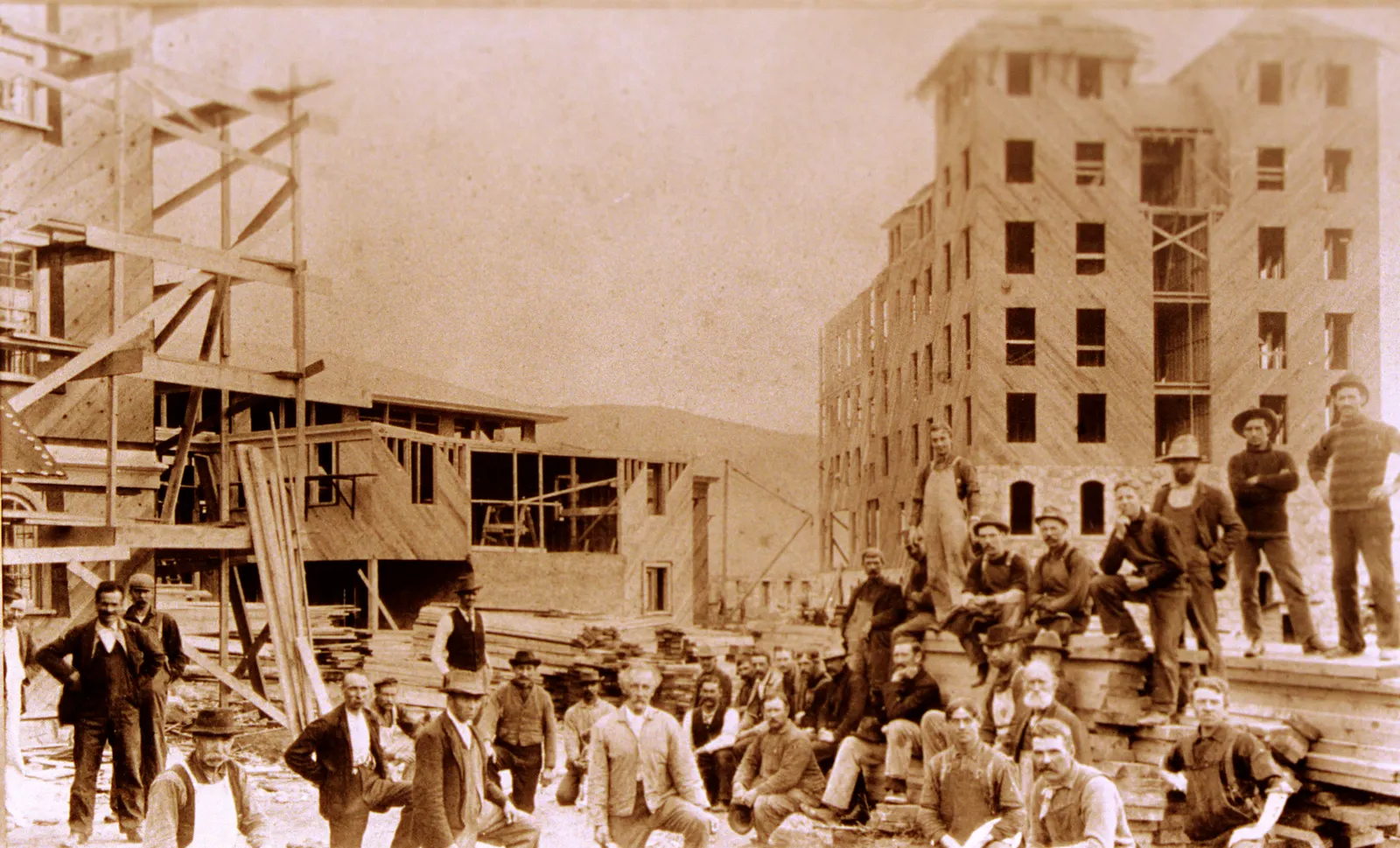 Workers help construct what is now known as the Omni Mount Washington Resort & Spa.