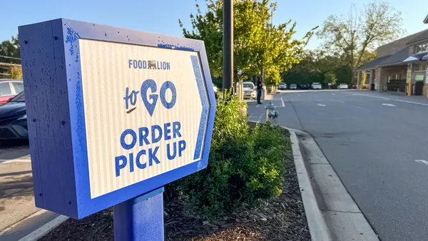 A sign for online pickup outside of a grocery store.