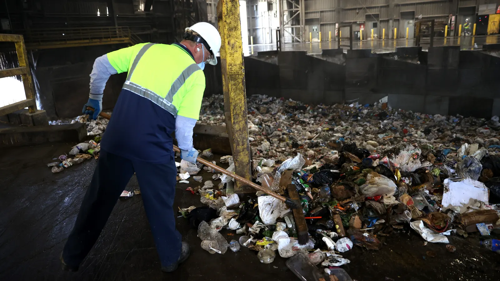 Solid waste workers experienced higher injury rates in 2024
