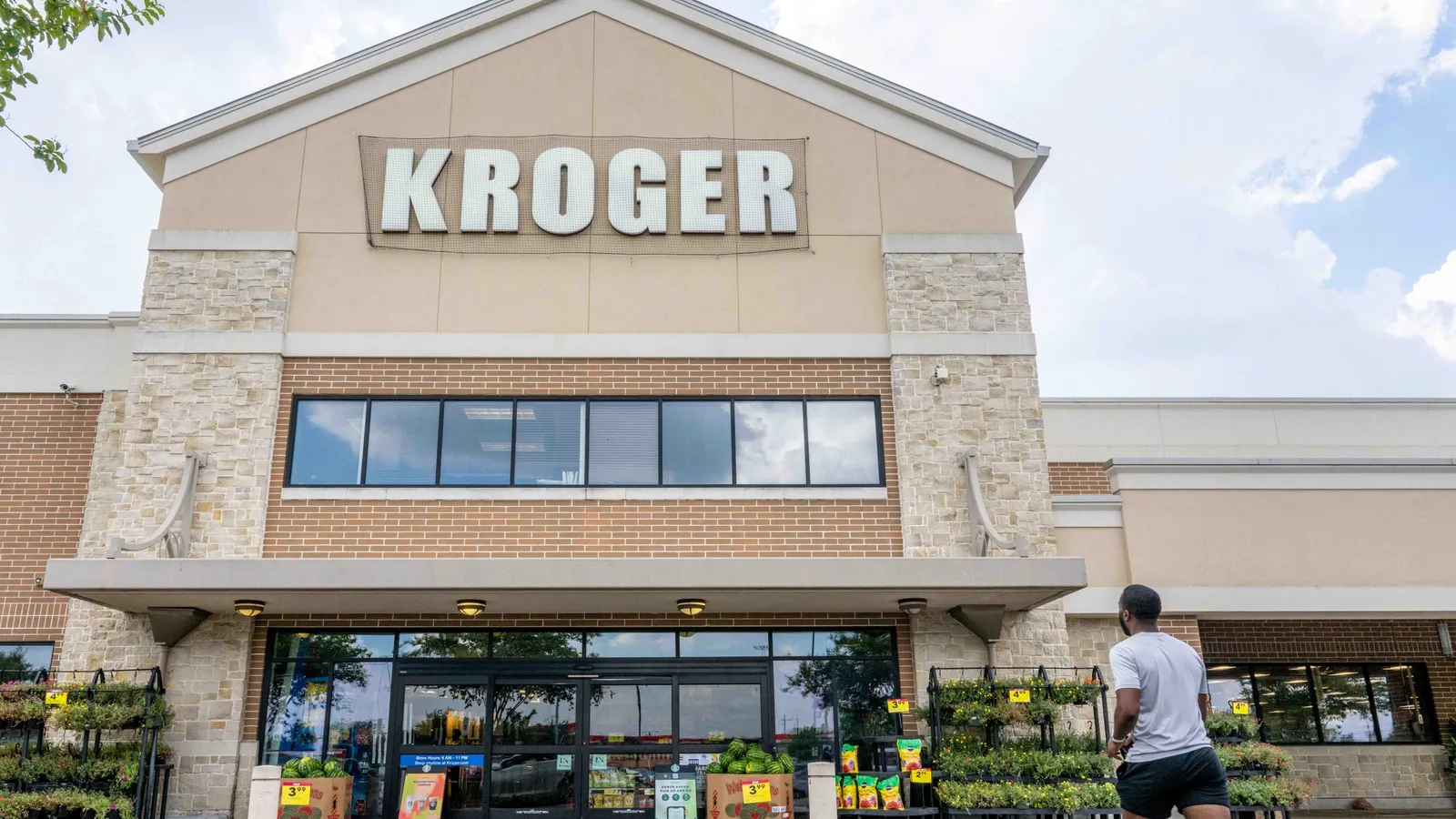 Kroger settles claims it wouldn’t give cashier a chair or stool following cancer treatment