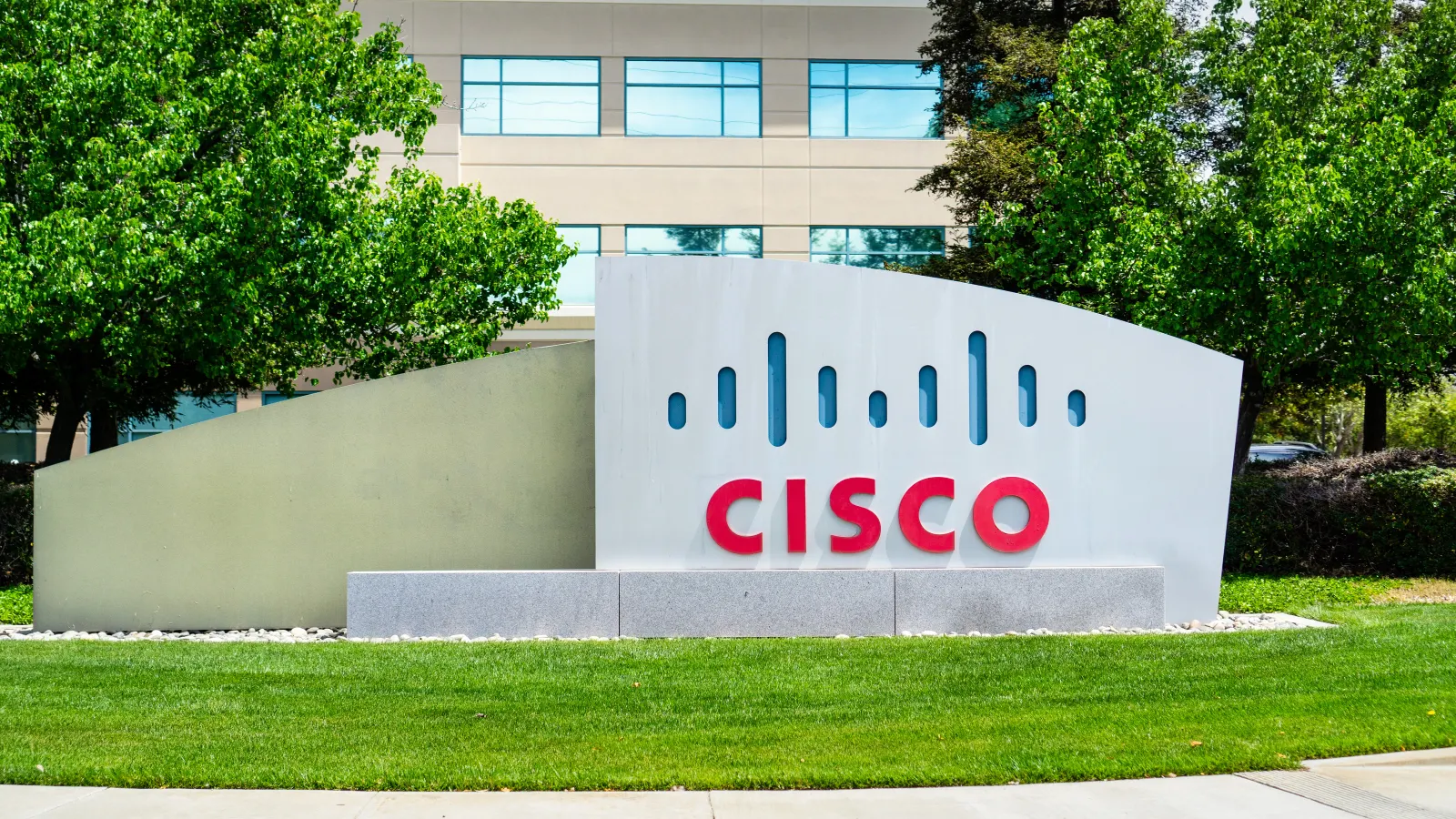 Cisco предупреждава, че софтуерна уязвимост може да позволи на хакери да сринат защитни стени
