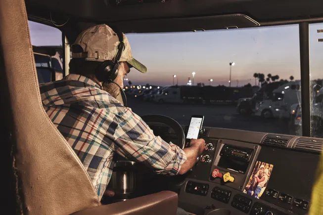 Uber Freight partnership gives rideshare drivers entry to a challenging open market — Truckingdive.com