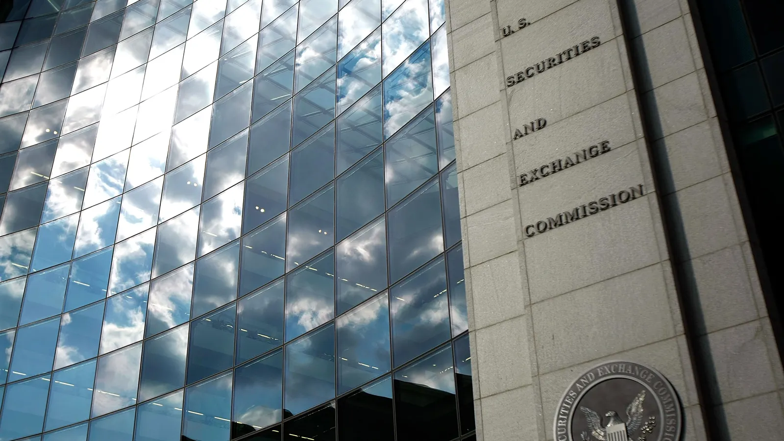 Lake Shore Bank staves off proxy war