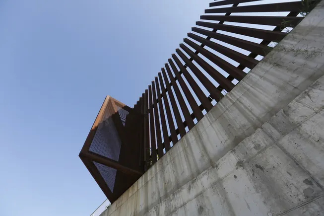 Border wall contractors tapping new building tech | Construction Dive