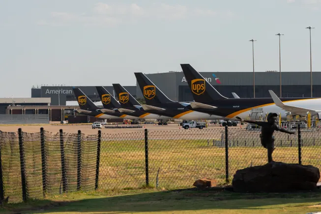 Air cargo rates ease, shippers buy short-term capacity