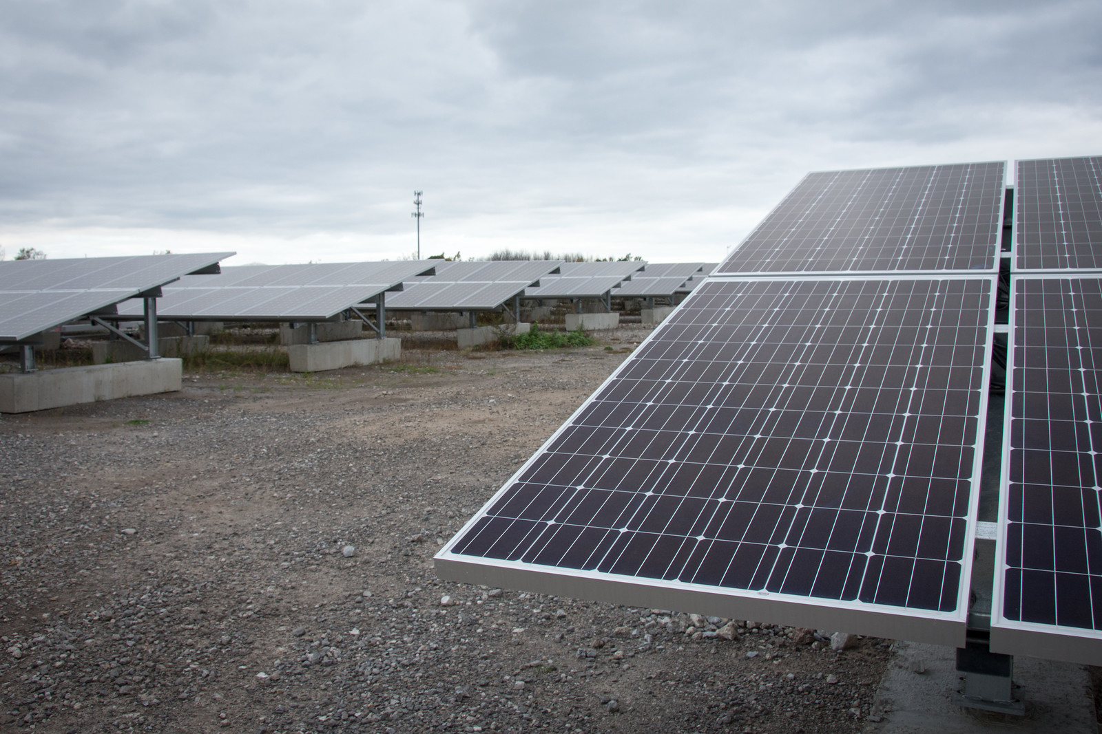 Are capped landfills and solar panels a natural match? | Waste Dive