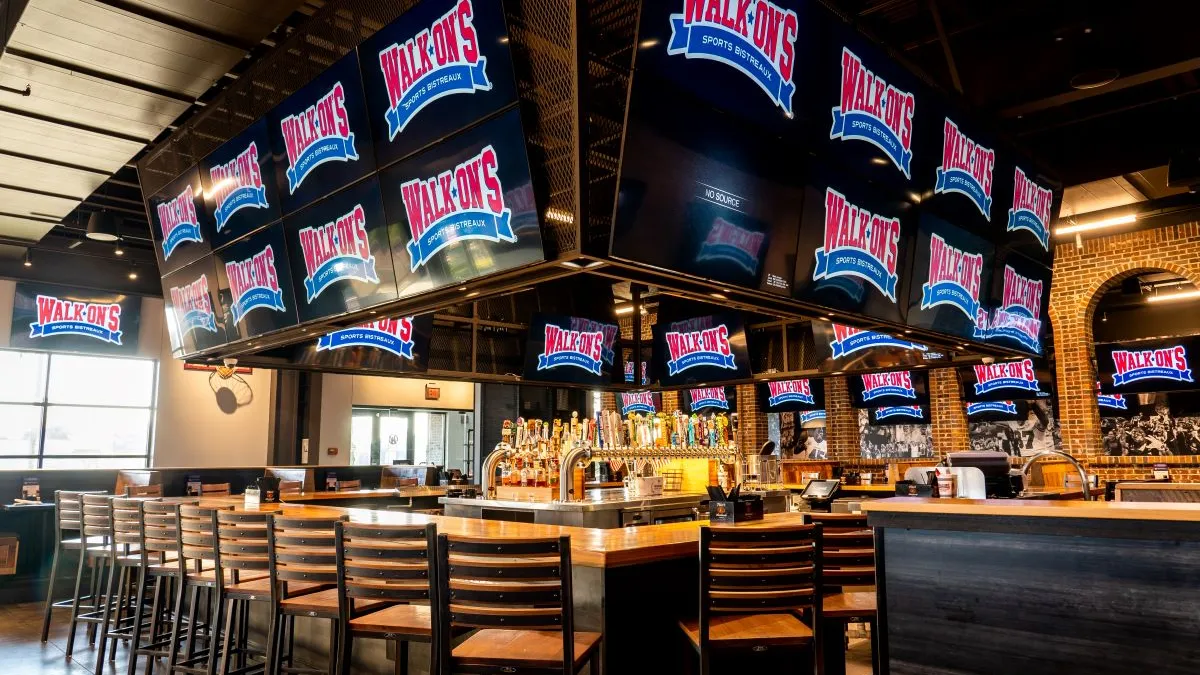 An image of the interior of Walk-On's Sports Bistreaux and Bar.