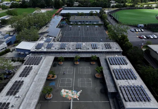 Los legisladores de California dicen que las empresas de servicios públicos serán responsables de los retrasos en la interconexión.