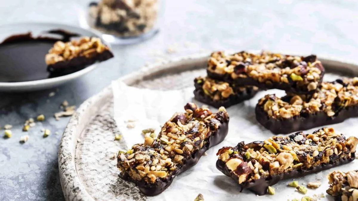 Granola bars with Barry Callebaut's dairy-free chocolate compound.