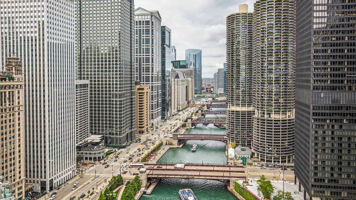 Chicago river with boats and traffic from above in the morning