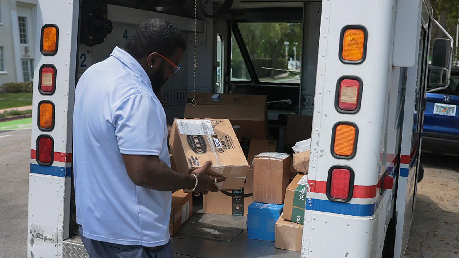USPS, DHL eCommerce ink $10B-plus long-term contract