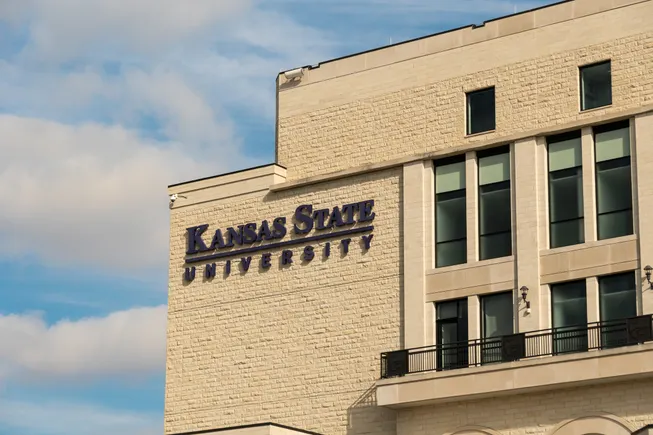 O professor do estado do Kansas processa a Universidade por suposto viés de transgêneros